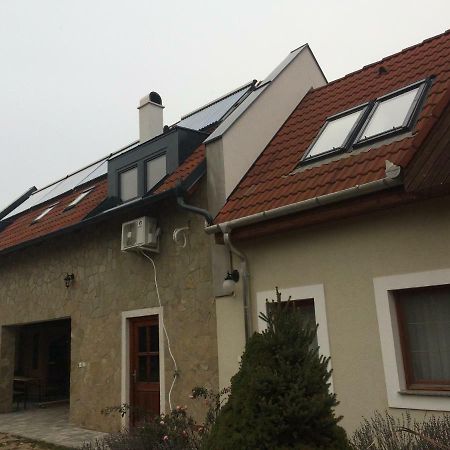 Vamosi Vendeghaz Apartment Nemesvamos Bagian luar foto
