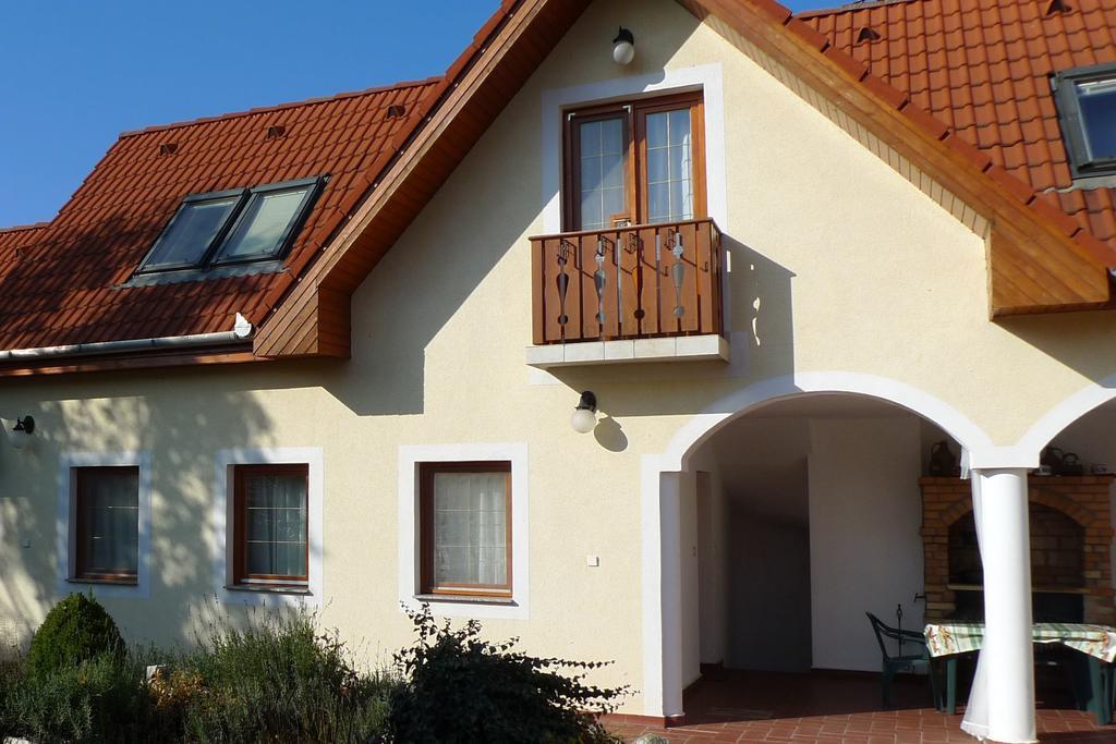 Vamosi Vendeghaz Apartment Nemesvamos Bagian luar foto